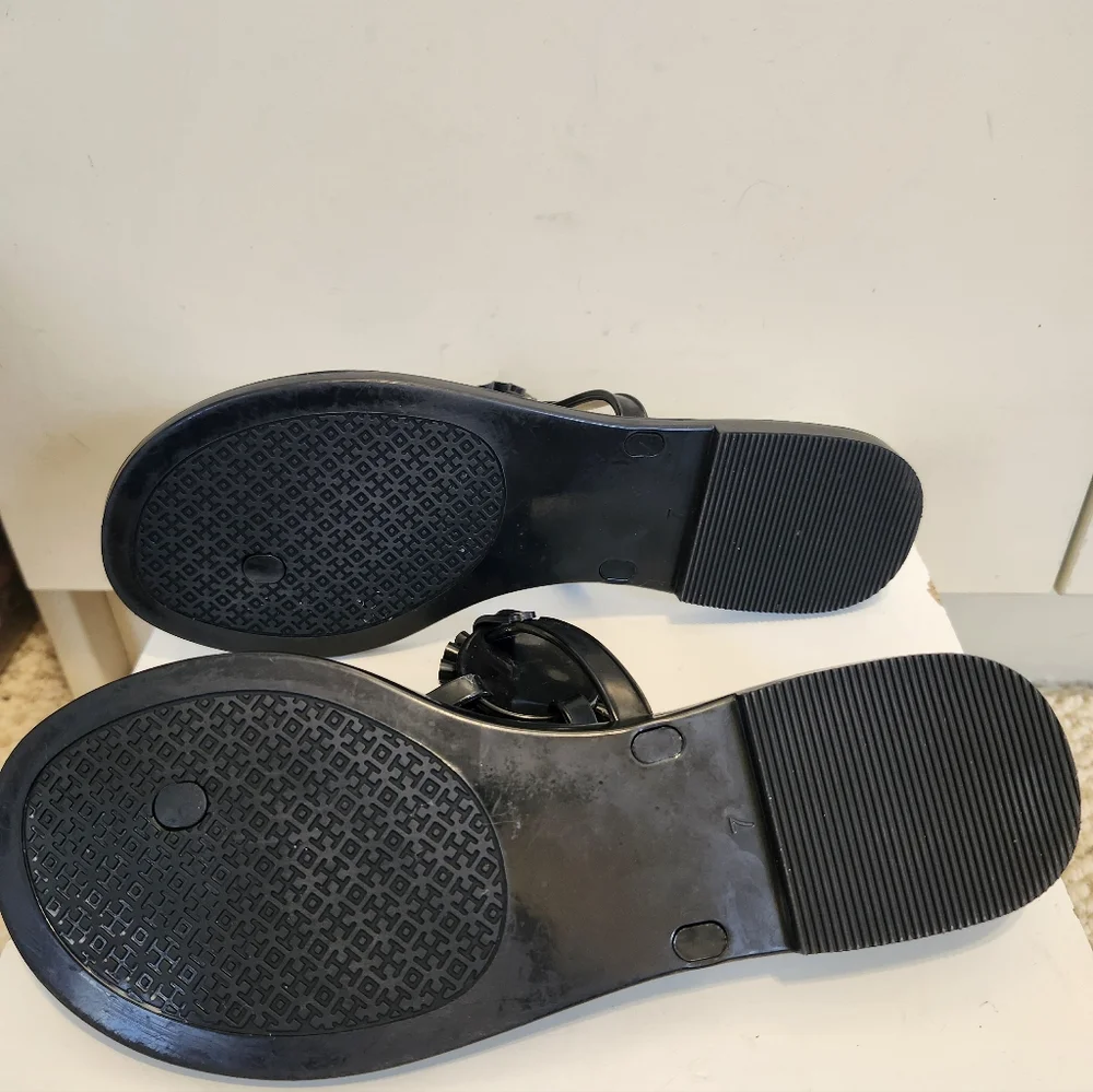 NEW Tory Burch "Melody" Black Patent Pearl Medallion Logo Sandals Sz.7 Ret. $249 - Picture 5 of 5